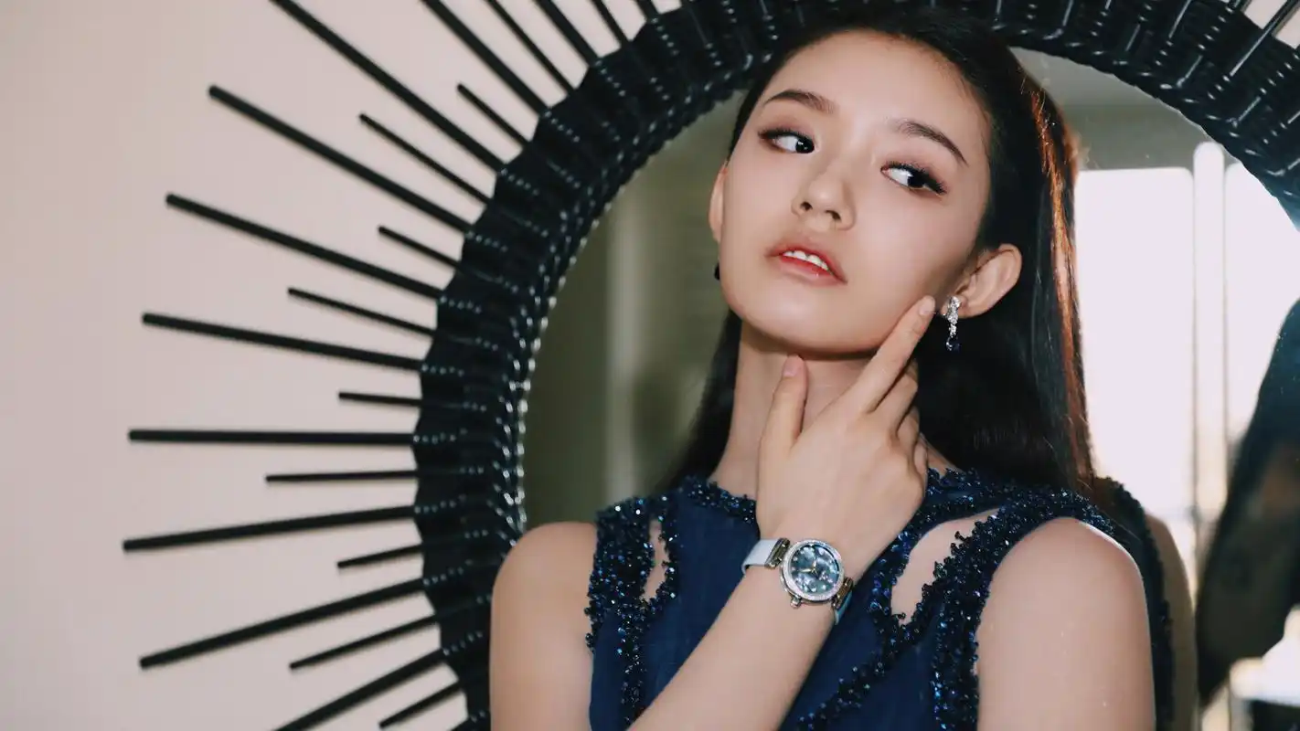 美女明星演员林允最新时尚杂志写真壁纸