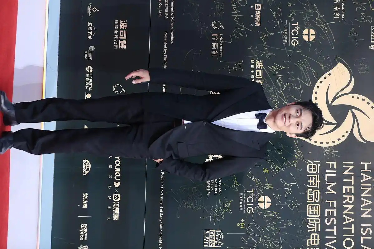 第二届海南电影节星装:李晨西装蝴蝶结领结系带皮鞋英姿飒爽