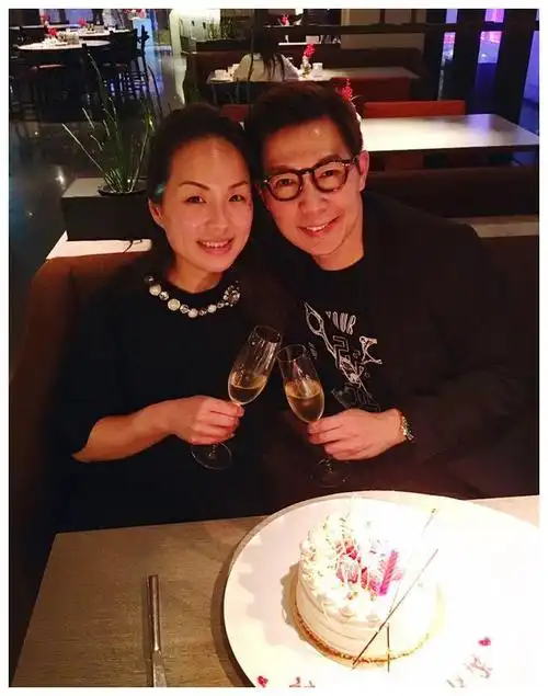 品冠与妻子牵手17年,结婚八周年,每张合影都恩爱甜蜜