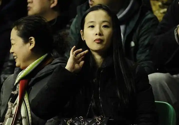 年轻有为!杨鸣"最帅教练"娶美艳妻子,如今儿女双全