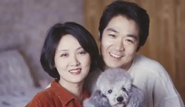 张默是张国立跟前妻罗秀春的儿子.