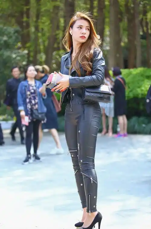 街拍:帅气的皮夹克美女,霸气十足,气场全开_皮衣_黑色_高跟鞋