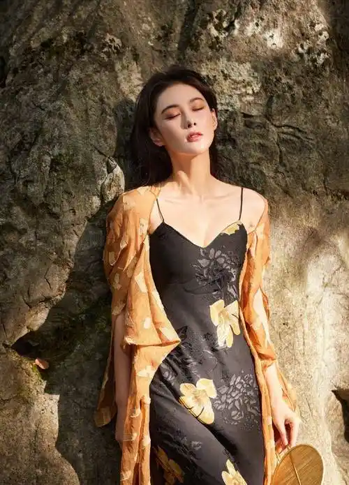 张馨予穿旗袍素雅秀美,妩媚动人惊艳全场,让你看到中华服饰的美_军嫂