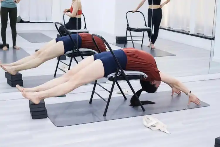 课程: 艾扬格椅子,效果:1,开肩开髋,拉伸双腿,灵活脊柱;2,增强身体的