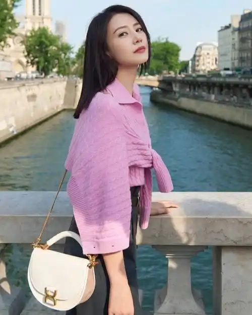 高圆圆带火了"极简配色"穿搭:灰毛衣 黑色半身裙,高级又洋气