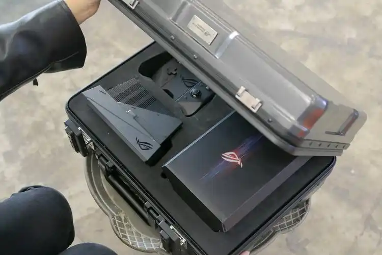 在这我要告诉大家:有的,那就是今天正要开箱的rog游戏手机3电竞装甲