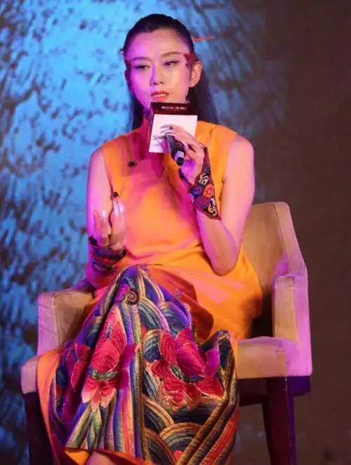 杨丽萍真大胆!直接在身上画衣服跳舞,当镜头拉近后,不忍直视3-度小视