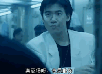 影坛第一代大哥大如今沦落到酒吧卖唱