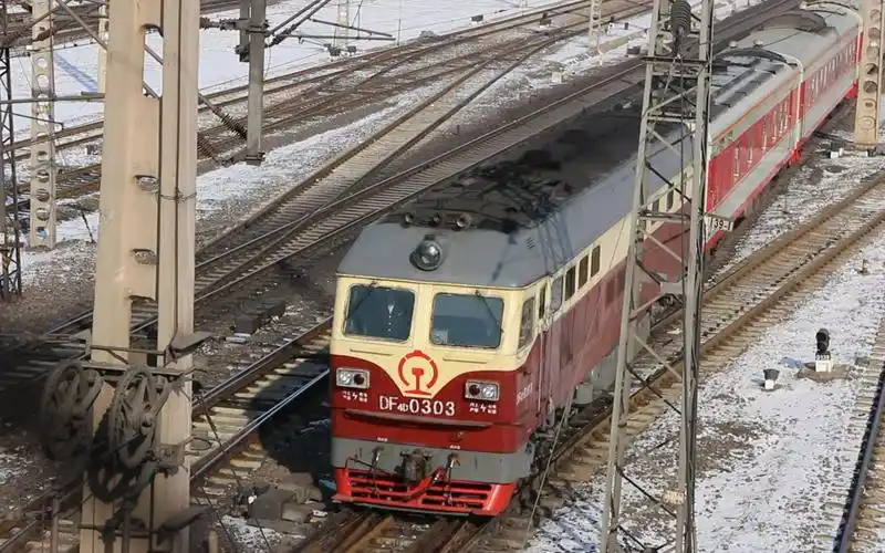 【原色福利】df4d 0303牵引乱七八糟的红皮车驶入四平站(2014 2)