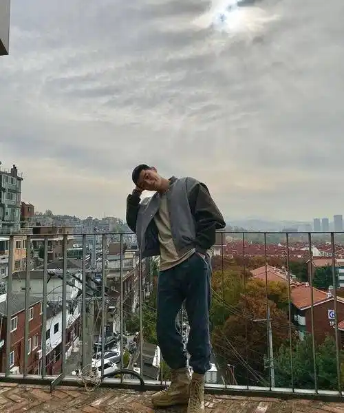 《梨泰院class》朴叙俊造型火了,"褶子脸"配"栗子