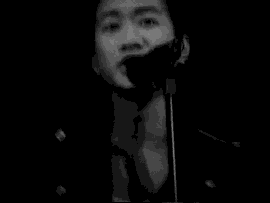 黄家驹中学毕业后,还做过办公室助理,电视台布景员,推销员等.