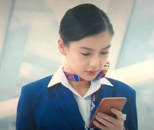 杨颖客串中国机长无台词但哭戏惊艳再被拿来与袁泉相比较