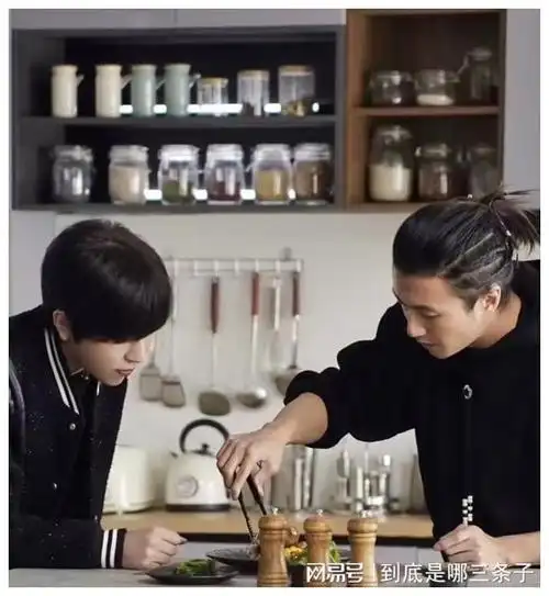 太丢面谢霆锋屈尊为网红白冰做饭惨遭点评不好吃合影曝真相