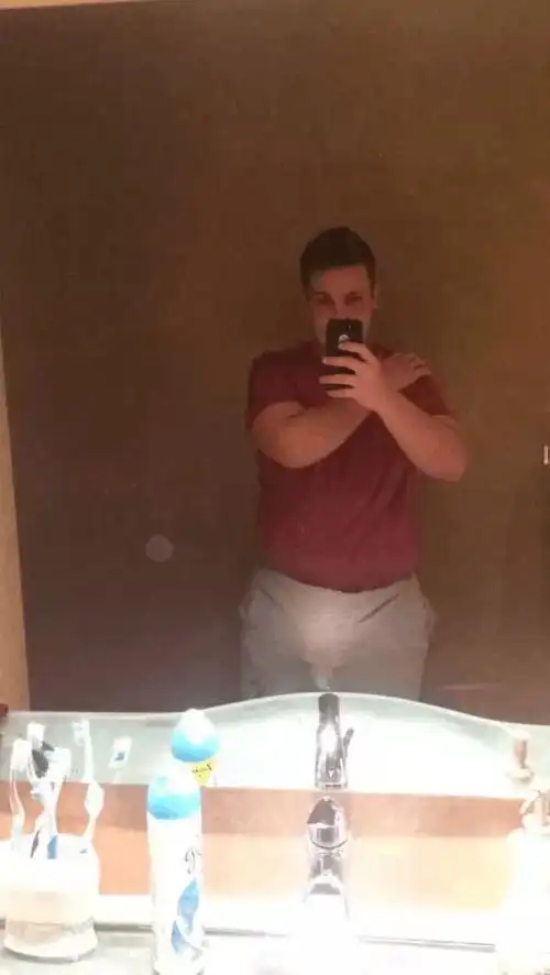 男生怎样自拍显丁丁大?