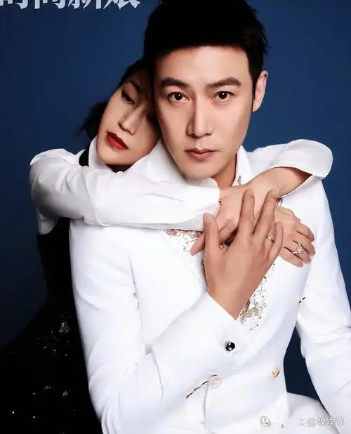 陆毅夫妇合体拍硬照,鲍蕾穿婚纱美极了,结婚17年感情依旧甜蜜