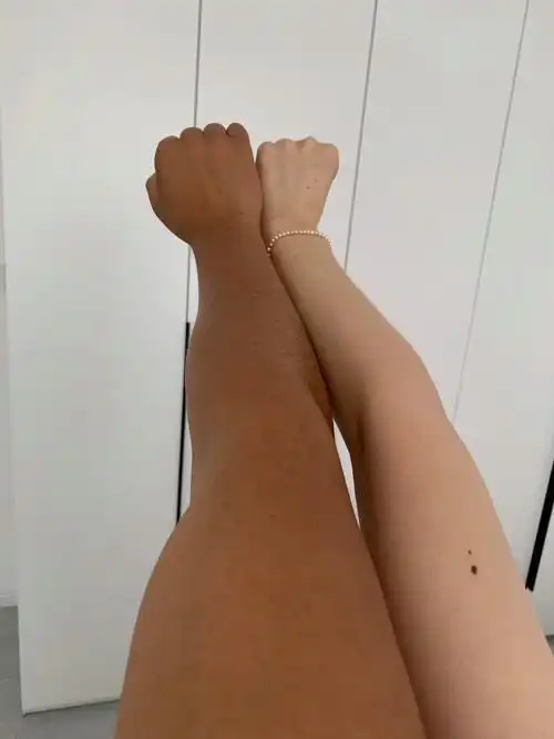 两人行必有一黑#晒黑 #手臂 - 抖音