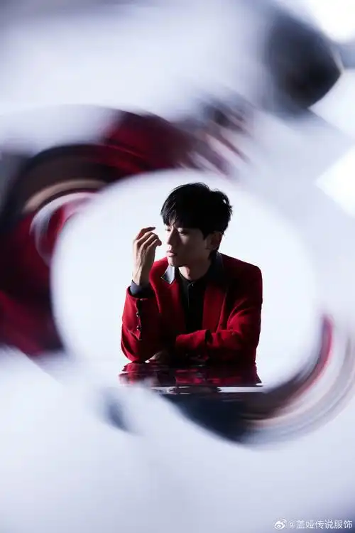 张杰超话@张杰身穿#盖娅传说#特别定制红色西装登台#奥运会资格系列赛