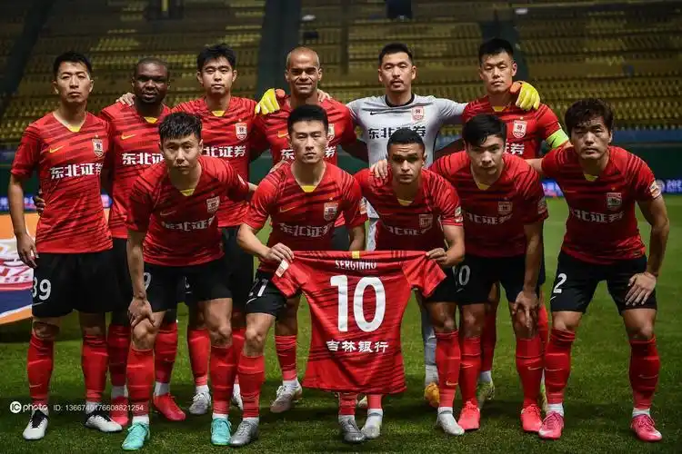 2021中超联赛第16轮长春亚泰首发队员赛前持受伤队友塞尔吉尼奥球衣