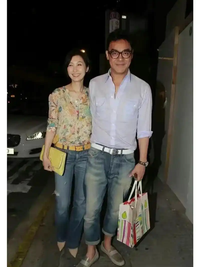 58岁刘青云和55岁老婆郭蔼明昔日外出购物!