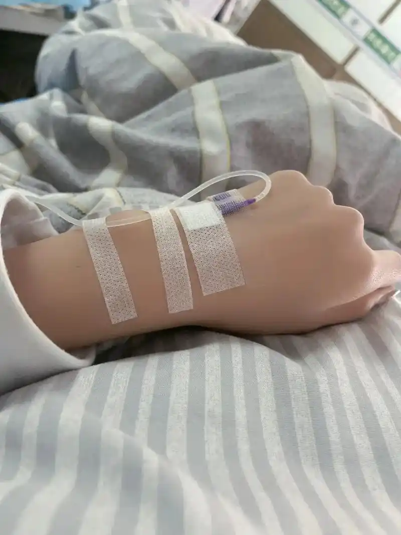 一个人输液静静地看着吊针慢慢滴··一瓶250ml的吊瓶水,一 - 抖音