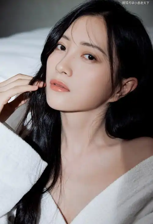 包文婧披肩散发香肩性感写真