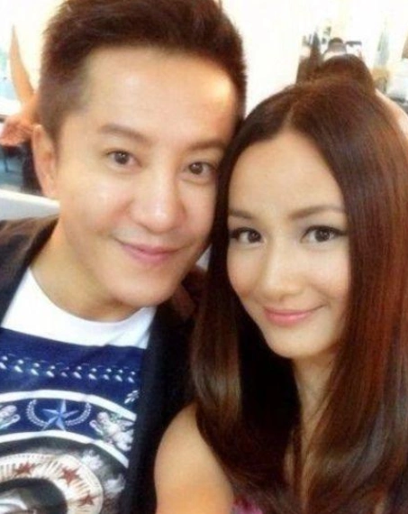 48岁毛宁与妻子生活近照,老婆漂亮有气质,网友:比杨钰莹更漂亮