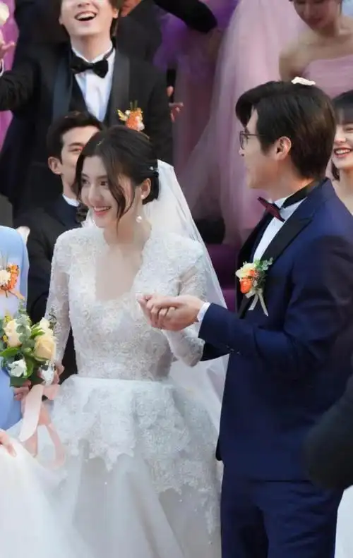 而这次的婚纱造型张馨月又被吴千语比下去了,早前林峯老婆也因为突然