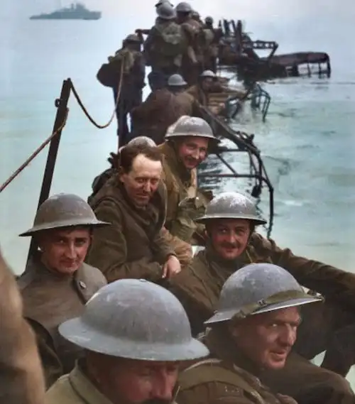 二战彩色老照片看看英军在敦刻尔克惊慌逃亡的模样