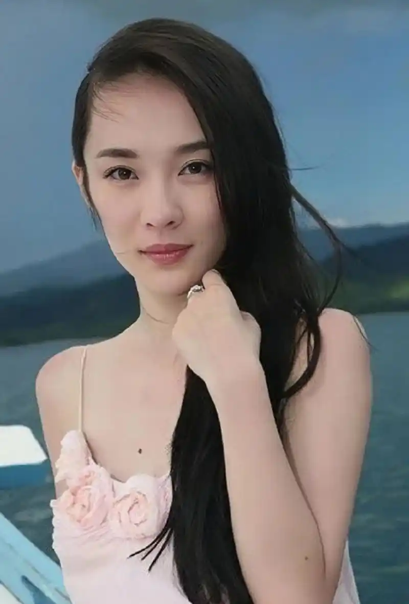 盘点霍思燕早期旧图,感觉她适合清纯的扮相.#霍思燕