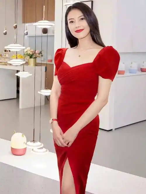 43岁的高圆圆身穿吊带美裙,气质优雅,网友岁月沉淀美人_作品_连衣裙