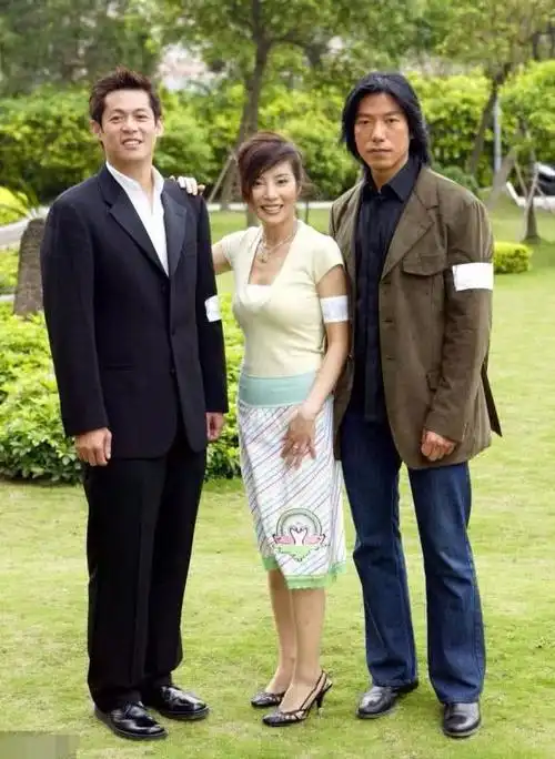 55岁张耀扬咸鱼翻身,新女友清新可人,商演代言要8万一场!