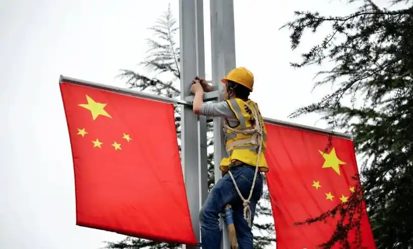 红旗飘飘迎国庆,仪陇街头别样红_五星红旗