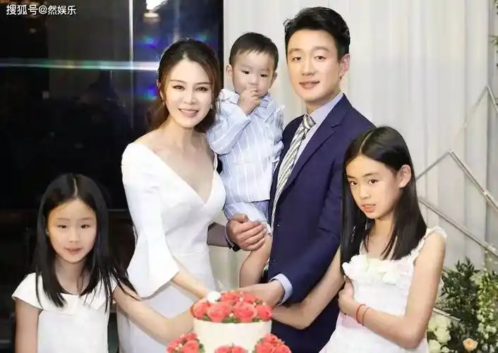 娱乐圈"最强师生恋",让老师8年生3孩子,如今一家五口其乐融融_关悦
