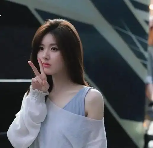 3035383532|赵露思头像 许我耀眼