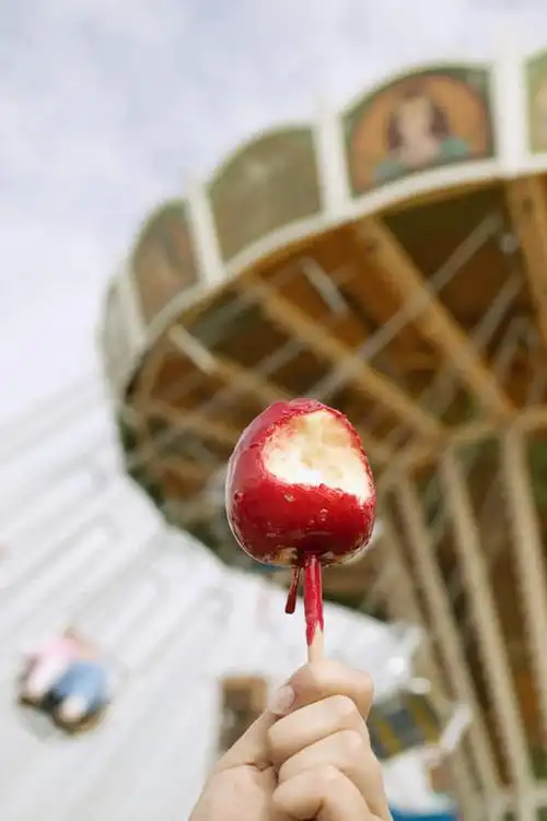 西方人,手,一个人,竖图,室外,特写,白天,仰视,苹果,水果,欧洲,欧洲人