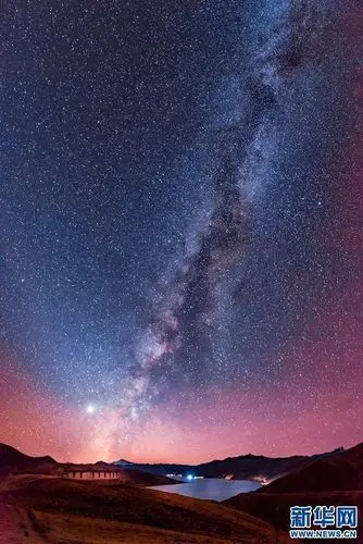 "2017喜马拉雅星空摄影展"十佳西藏星空照片——《羊湖项链》.