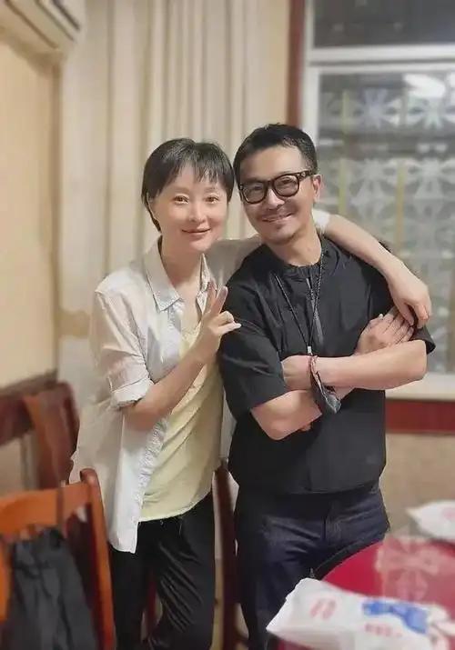 吴越偏爱简约而优雅的装扮,如一件剪裁得体的白色衬衫,搭配一条高腰阔