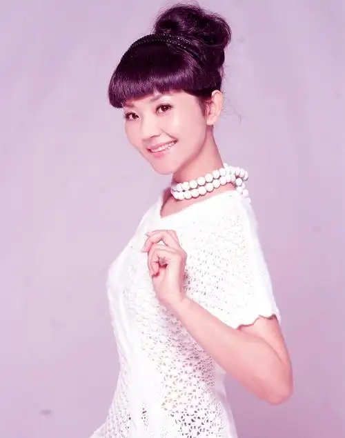 方琼个人资料简介(央视花旦方琼:早年丧父,后嫁给上司,将丈夫当恩人)