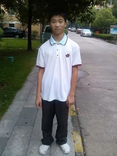 如果一个初三的学生被铐链锁身,那么他靠自己怎么逃脱铁链