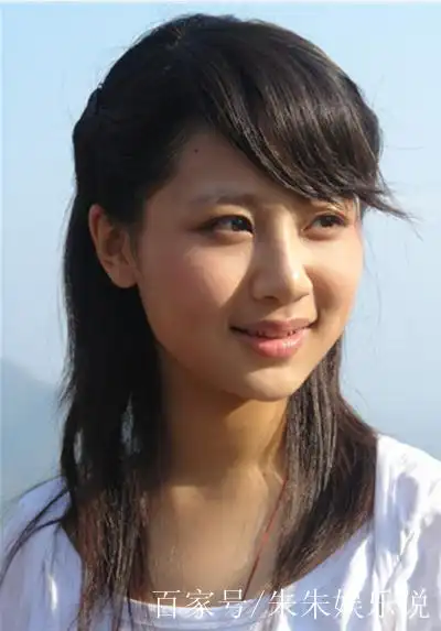 这是杨紫15岁时的另一张照片,不得不说,真的是天生丽质,这时候的她美