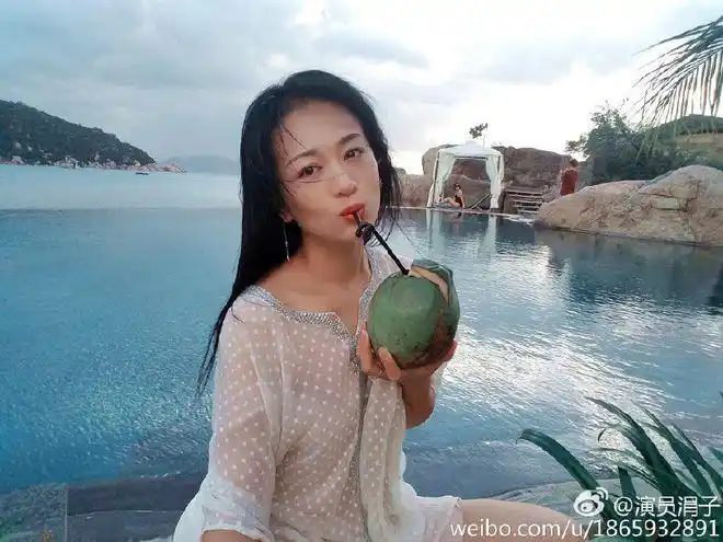 42岁演员涓子生活照被称北影美女已是两个儿子的妈妈