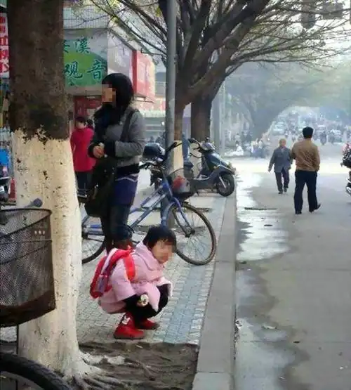 小孩子在大街上随地大小便,合适吗? - 亲子乐园 梅州时空