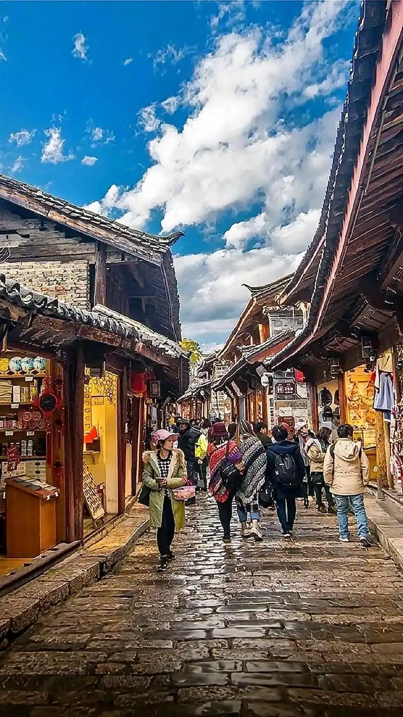丽江古城位于云南省丽江市古城区,又名大研镇,坐落在 - 抖音