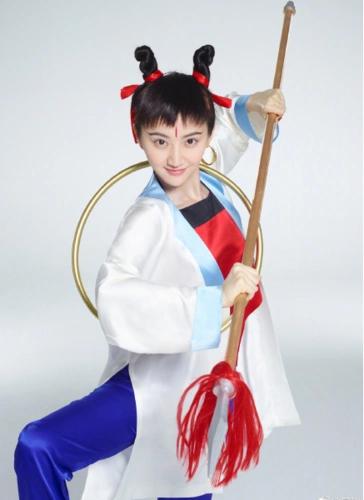 前段时间才发布了一组爆炸头素颜照片,这次又放出了一组哪吒cos照片.