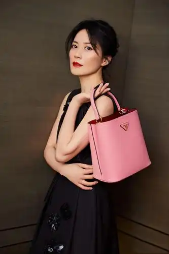 50岁俞飞鸿现身酒吧拍戏穿红色修身长裙踩高跟身姿挺拔体态好