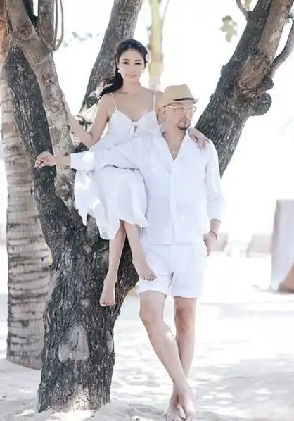 恩爱十二载!梁静管虎撒狗粮庆结婚纪念日