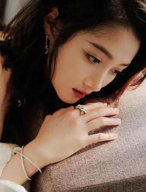 关晓彤分享海边美照一袭白裙宛如新娘大秀纤细美腿惹人爱