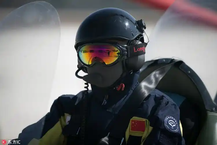 世界飞行者大会运动员试跳 飞行员帅气逼人