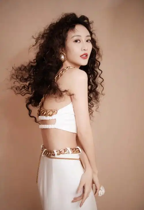 王鸥穿露背性感白衣白裙羊毛卷配红唇美艳动人