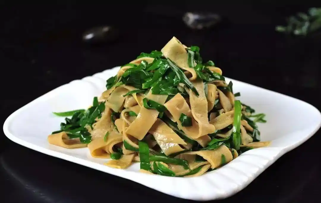 喜欢吃韭菜要小心!吃不对会有严重后果.